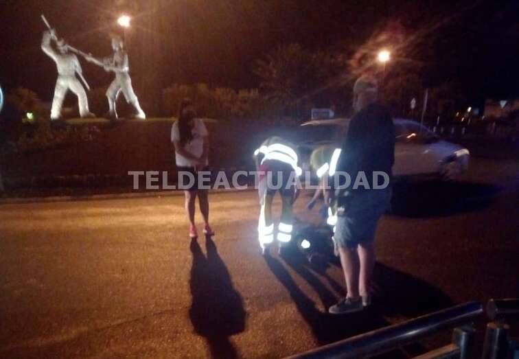 Imagen del joven atropellado tirado en la calzada/TA.